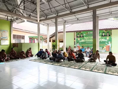 ORANG TUA SANTRI MENYAKSIKAAN PEMBUKAAN CELENGAN GURU