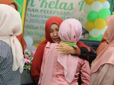 SANTRI/SANTRIWATI BERSALAMAN DENGAN PENDIDIK DAN TENAGA KEPENDIDIKAN