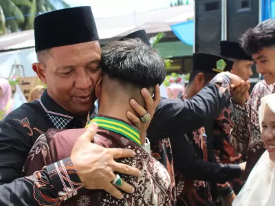 SANTRI/SANTRIWATI BERSALAMAN DENGAN PENDIDIK DAN TENAGA KEPENDIDIKAN