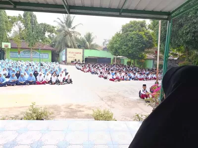 Pembiasaan Selasa Hari Bahsa Inggris