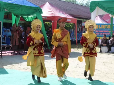 PENAMPILAN MASTER OF CEREMONY