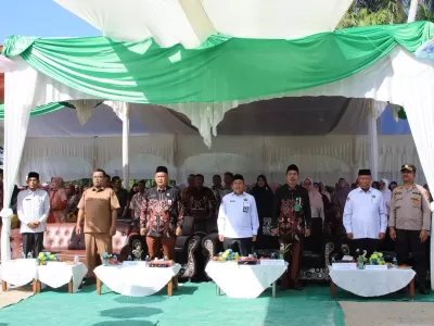 MENYANYIKAN LAGU INDONESIA RAYA