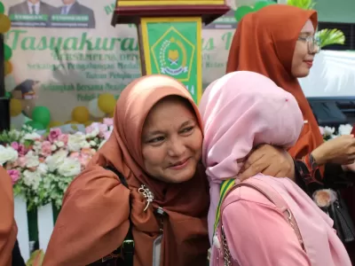 SANTRI/SANTRIWATI BERSALAMAN DENGAN PENDIDIK DAN TENAGA KEPENDIDIKAN