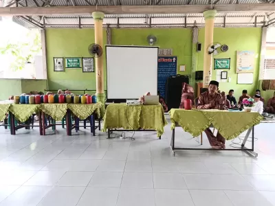 KEPALA MADRASAH MENYAMPAIKAN SAMBUTANNYA