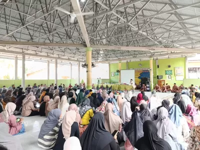 Orang Tua Wali Santri menyaksikan pembukaan celengan guru